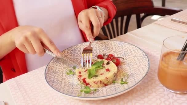 Meisje Een Restaurant Eet Heerlijk Eten — Stockvideo