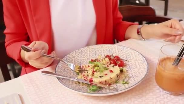 Menina Restaurante Come Comida Deliciosa — Vídeo de Stock