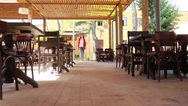 Mädchen Geht Durch Ein Restaurant — Stockvideo