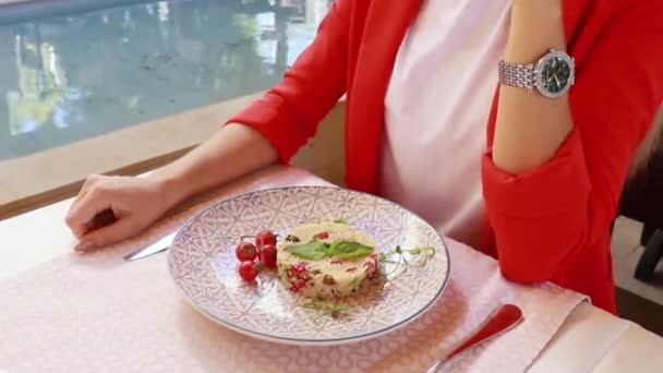 Meisje Een Restaurant Zit Aan Een Tafel Voor Een Bord — Stockvideo