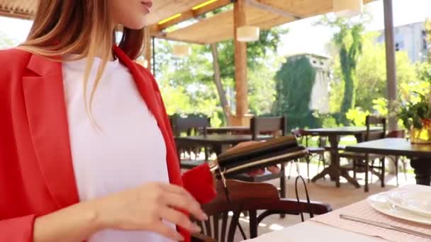 Lány Egy Étteremben Nézi Telefont — Stock videók