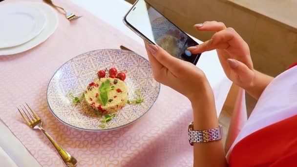 Girl Restaurant Takes Pictures Food — Stock Video