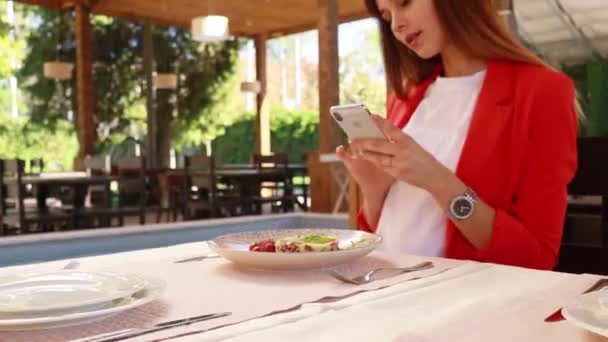 Chica Restaurante Toma Fotos Comida — Vídeos de Stock