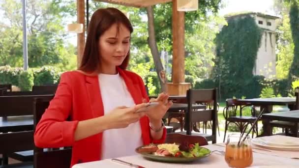 Menina Restaurante Tira Fotos Comida — Vídeo de Stock