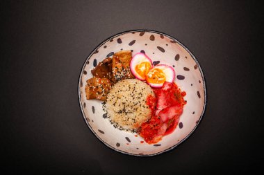 Pirinçli tavuk yumurtası şeklinde Çin yemeği.