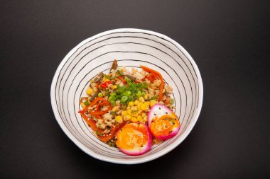 Pirinçli tavuk yumurtası şeklinde Çin yemeği.