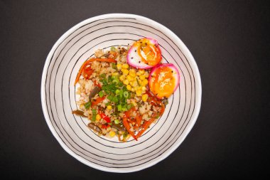 Pirinçli tavuk yumurtası şeklinde Çin yemeği.