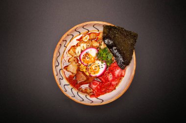 Pirinçli tavuk yumurtası şeklinde Çin yemeği.