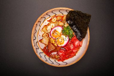 Pirinçli tavuk yumurtası şeklinde Çin yemeği.