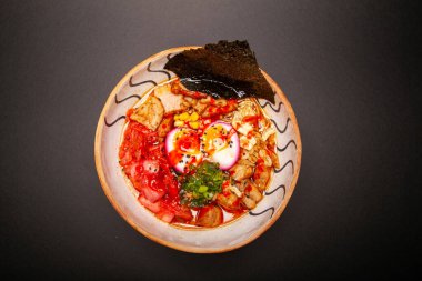 Pirinçli tavuk yumurtası şeklinde Çin yemeği.