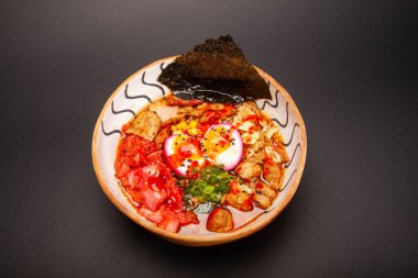 Pirinçli tavuk yumurtası şeklinde Çin yemeği.