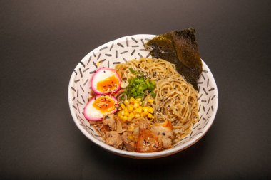 Pirinçli tavuk yumurtası şeklinde Çin yemeği.