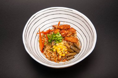 Pirinçli tavuk yumurtası şeklinde Çin yemeği.