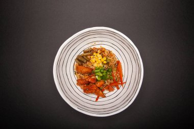 Pirinçli tavuk yumurtası şeklinde Çin yemeği.