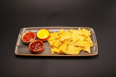 Ketçaplı patates cipsi.