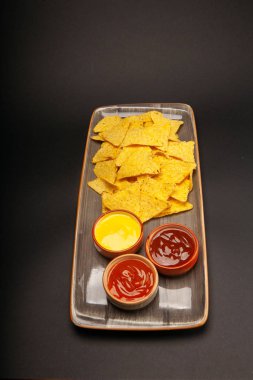 Ketçaplı patates cipsi.