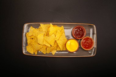 Ketçaplı patates cipsi.