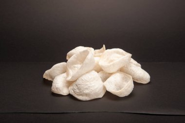 Koyu arkaplanda beyaz çipler