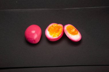 Karanlık bir arka planda yumurta turşusu