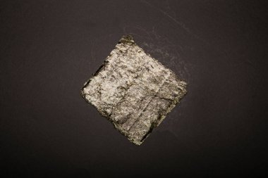 Karanlık bir arka planda Norveç yosun yaprağı