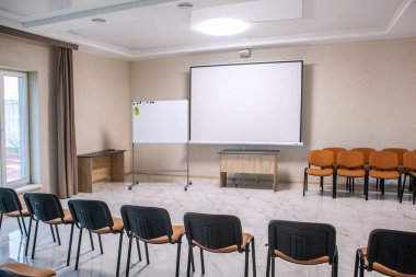 Sandalyeleri ve tahtası olan sınıf konferans salonu.