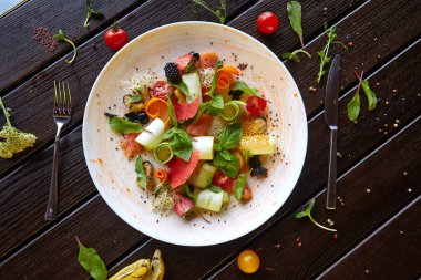 Taze meyve ve sebze tabağında salata.