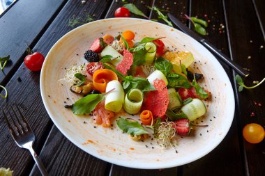 Taze meyve ve sebze tabağında salata.