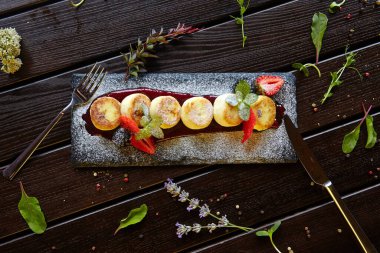 Böğürtlenli ve meyveli cheesecake şeklinde tatlı.