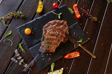 baharatlar ve sebzeler ızgara biftek