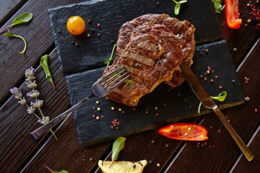 baharatlar ve sebzeler ızgara biftek