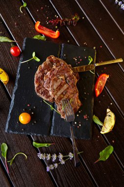 baharatlar ve sebzeler ızgara biftek