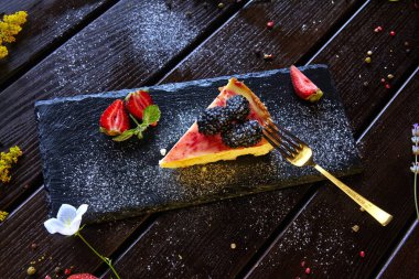 Meyve ve böğürtlenli kremalı tatlı