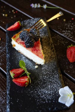 Meyve ve böğürtlenli kremalı tatlı