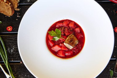 Siyah arka planda sebzeli kırmızı borç.