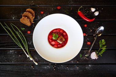 Siyah arka planda sebzeli kırmızı borç.