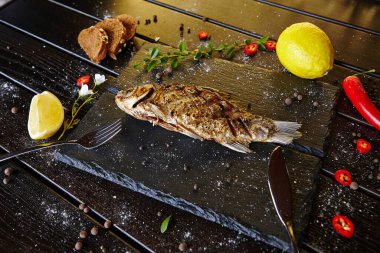 Limonlu ve baharatlı ızgara balık.
