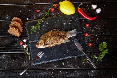 Limonlu ve baharatlı ızgara balık.