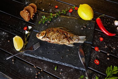 Limonlu ve baharatlı ızgara balık.