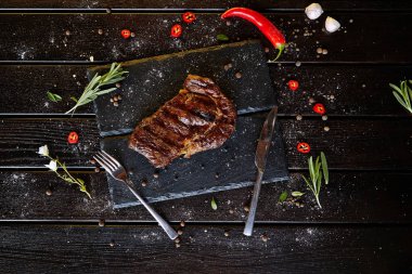 baharatlar ve sebzeler ızgara biftek