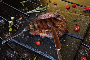 baharatlar ve sebzeler ızgara biftek