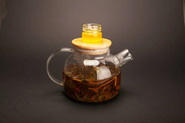 Вареный Горячий Чай Стеклянном Чайнике Сером Фоне — стоковое фото