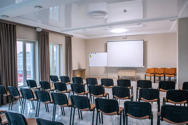 Sandalyeleri ve tahtası olan sınıf konferans salonu.