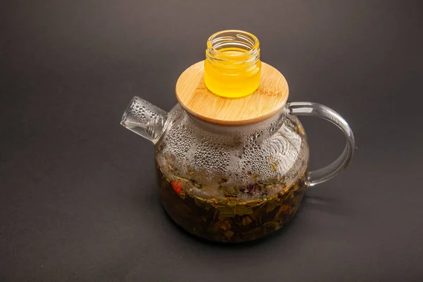 Вареный Горячий Чай Стеклянном Чайнике Сером Фоне — стоковое фото