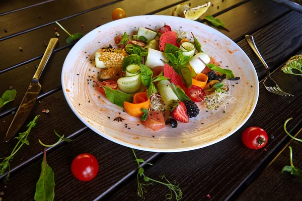 Salade Sur Une Assiette Blanche Fruits Légumes Frais — Photo