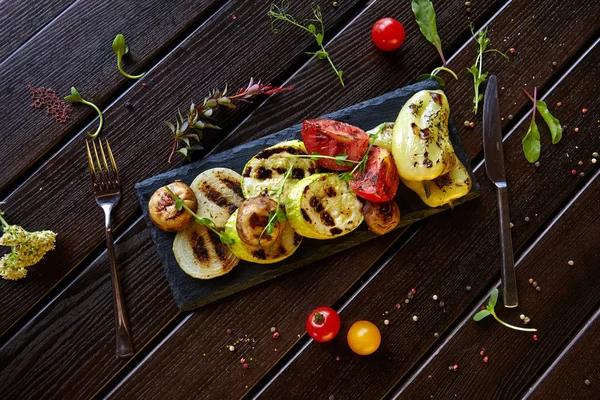 Kızarmış patlıcan, patates, soğanlı domates.