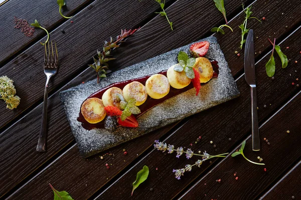 Böğürtlenli ve meyveli cheesecake şeklinde tatlı.