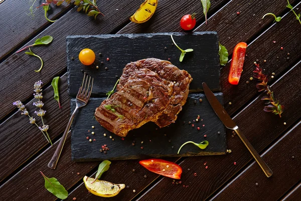 baharatlar ve sebzeler ızgara biftek