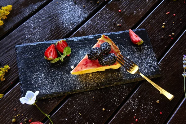 Meyve ve böğürtlenli kremalı tatlı