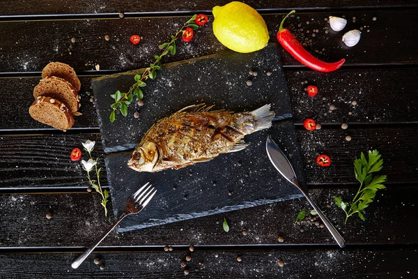 Limonlu ve baharatlı ızgara balık.