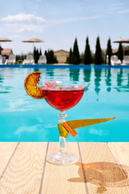 limonlu kırmızı kokteyl